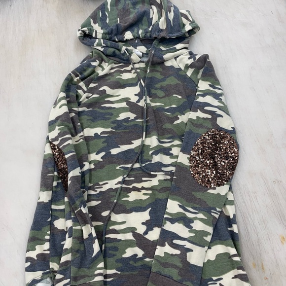 Such a cute lightweight camo pullover with hood & sequins on elbows! - Picture 1 of 4